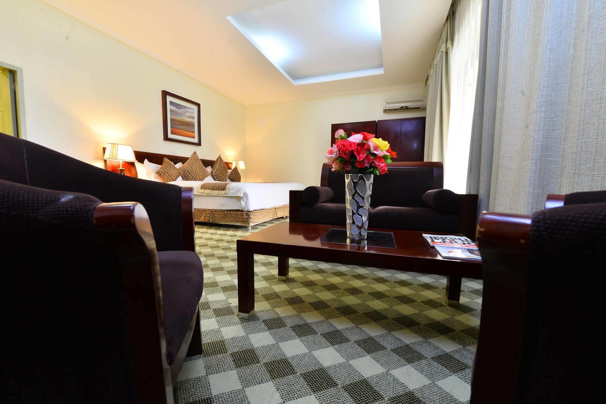 The Manor Hotel คิกาลี ภายนอก รูปภาพ